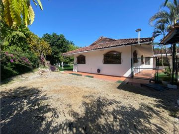 HOWARD / 1305 M2 / 4 HABITACION + SERVICIO / TERRAZA / BOHIO / JARDIN