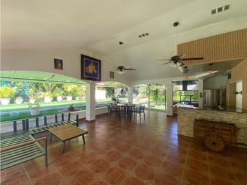 HOWARD / 1305 M2 / 4 HABITACION + SERVICIO / TERRAZA / BOHIO / JARDIN