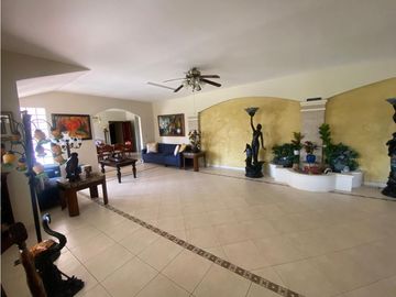 HOWARD / 1305 M2 / 4 HABITACION + SERVICIO / TERRAZA / BOHIO / JARDIN
