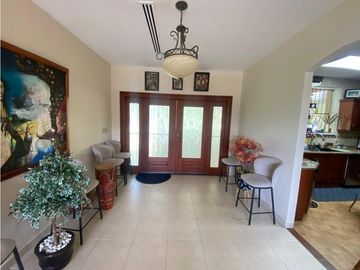 HOWARD / 1305 M2 / 4 HABITACION + SERVICIO / TERRAZA / BOHIO / JARDIN