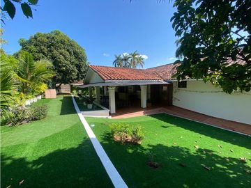 HOWARD / 1305 M2 / 4 HABITACION + SERVICIO / TERRAZA / BOHIO / JARDIN