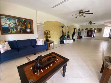 HOWARD / 1305 M2 / 4 HABITACION + SERVICIO / TERRAZA / BOHIO / JARDIN