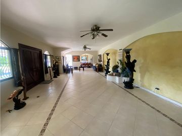 HOWARD / 1305 M2 / 4 HABITACION + SERVICIO / TERRAZA / BOHIO / JARDIN