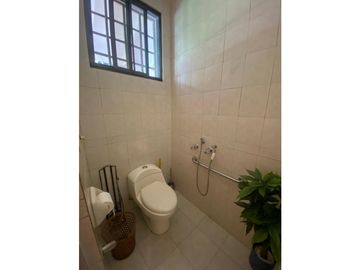 HOWARD / 1305 M2 / 4 HABITACION + SERVICIO / TERRAZA / BOHIO / JARDIN