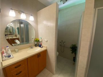 HOWARD / 1305 M2 / 4 HABITACION + SERVICIO / TERRAZA / BOHIO / JARDIN