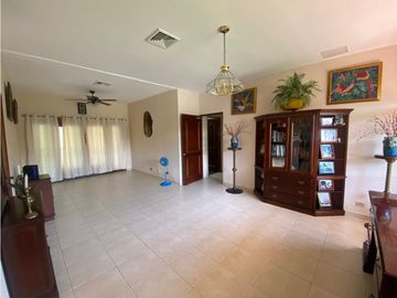 HOWARD / 1305 M2 / 4 HABITACION + SERVICIO / TERRAZA / BOHIO / JARDIN