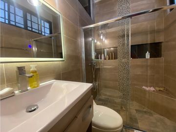 HOWARD / 1305 M2 / 4 HABITACION + SERVICIO / TERRAZA / BOHIO / JARDIN