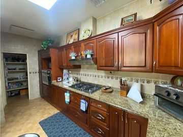 HOWARD / 1305 M2 / 4 HABITACION + SERVICIO / TERRAZA / BOHIO / JARDIN