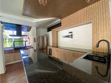 HOWARD / 1305 M2 / 4 HABITACION + SERVICIO / TERRAZA / BOHIO / JARDIN
