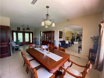 HOWARD / 1305 M2 / 4 HABITACION + SERVICIO / TERRAZA / BOHIO / JARDIN