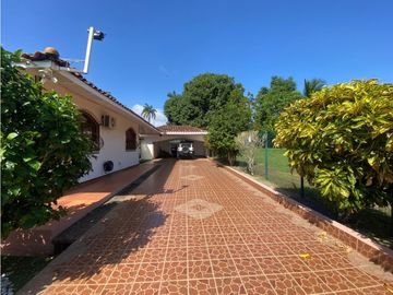 HOWARD / 1305 M2 / 4 HABITACION + SERVICIO / TERRAZA / BOHIO / JARDIN