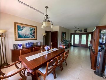HOWARD / 1305 M2 / 4 HABITACION + SERVICIO / TERRAZA / BOHIO / JARDIN