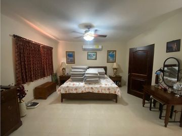 HOWARD / 1305 M2 / 4 HABITACION + SERVICIO / TERRAZA / BOHIO / JARDIN