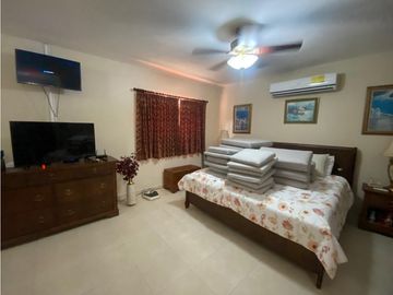 HOWARD / 1305 M2 / 4 HABITACION + SERVICIO / TERRAZA / BOHIO / JARDIN