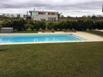 Venta Importante Casa en Albanueva