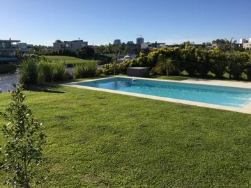 Venta Importante Casa en Albanueva