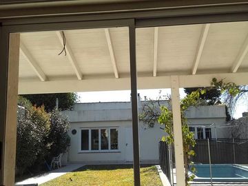 Importante Propiedad 4 dorm, garage, pileta, parrilla y fondo . Temperley