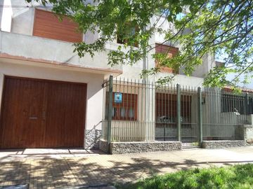 Importante Propiedad 4 dorm, garage, pileta, parrilla y fondo . Temperley