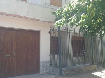 Importante Propiedad 4 dorm, garage, pileta, parrilla y fondo . Temperley