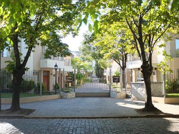 Casa / Dúplex - Adrogue - Categoría