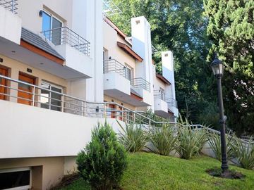 Casa / Dúplex - Adrogue - Categoría