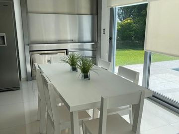 Importante propiedad de diseño moderno a la venta en barrio La Horqueta, Canning