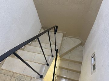 CASA EN PRIVADA, EN LOS CANTAROS, EN EXCELENTE ESTADO.