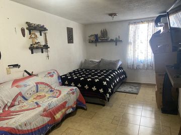 CASA EN PRIVADA, EN LOS CANTAROS, EN EXCELENTE ESTADO.