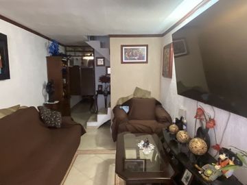 CASA EN PRIVADA, EN LOS CANTAROS, EN EXCELENTE ESTADO.