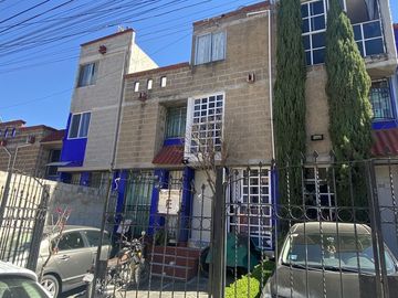 CASA EN PRIVADA, EN LOS CANTAROS, EN EXCELENTE ESTADO.