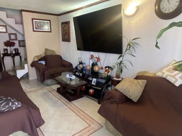 CASA EN PRIVADA, EN LOS CANTAROS, EN EXCELENTE ESTADO.