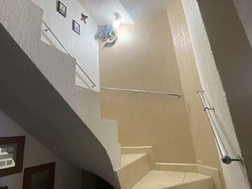 CASA EN PRIVADA, EN LOS CANTAROS, EN EXCELENTE ESTADO.