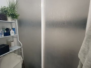 CASA EN PRIVADA, EN LOS CANTAROS, EN EXCELENTE ESTADO.