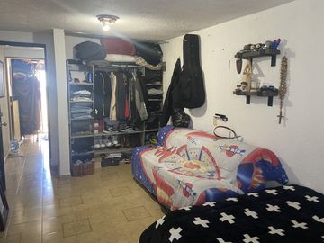 CASA EN PRIVADA, EN LOS CANTAROS, EN EXCELENTE ESTADO.