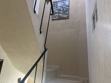 CASA EN PRIVADA, EN LOS CANTAROS, EN EXCELENTE ESTADO.