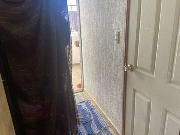 CASA EN PRIVADA, EN LOS CANTAROS, EN EXCELENTE ESTADO.