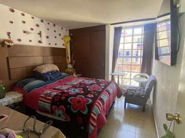 CASA EN PRIVADA, EN LOS CANTAROS, EN EXCELENTE ESTADO.