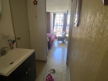 CASA EN PRIVADA, EN LOS CANTAROS, EN EXCELENTE ESTADO.