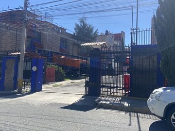 CASA EN PRIVADA, EN LOS CANTAROS, EN EXCELENTE ESTADO.
