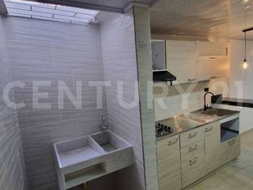 VENDO ESPECTACULAR CASA 3 PISOS EN SUBA COSTA AZUL