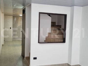 VENDO ESPECTACULAR CASA 3 PISOS EN SUBA COSTA AZUL