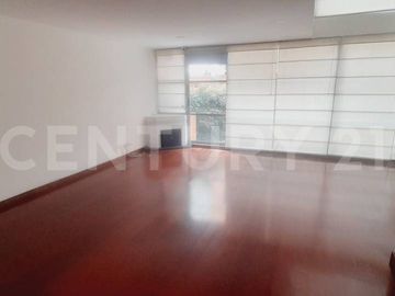 VENDO ESPECTACULAR CASA EN CAMINOS DE GRATAMIRA 4 NIVELES