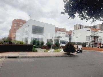 VENDO ESPECTACULAR CASA EN CAMINOS DE GRATAMIRA 4 NIVELES