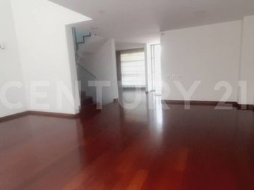 VENDO ESPECTACULAR CASA EN CAMINOS DE GRATAMIRA 4 NIVELES
