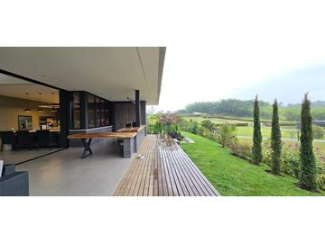 Vendo majestuosa Casa Campestre en Llanogrande