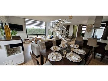 Bella y amplia casa en Cota para Venta