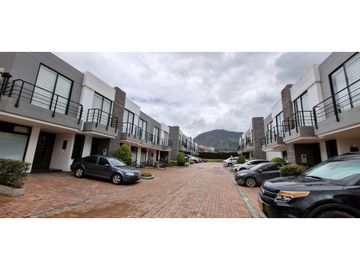 Bella y amplia casa en Cota para Venta