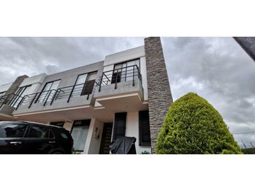 Bella y amplia casa en Cota para Venta