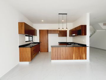 Casa en VENTA con recamara en planta baja Fracc LOMAS DE LA RIOJA
