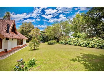 Venta Espectacular Casa y lote plano Futbol Parcelacion Llanogrande